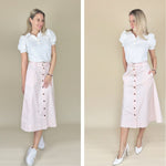 Rockschnitt Denise in Rosé – zweimal gestylt mit weißer Bluse: sportlich mit Sneakern und elegant mit Pumps. Das Midirock-Schnittmuster von Sew4me mit Knopfleiste und Nahttaschen.