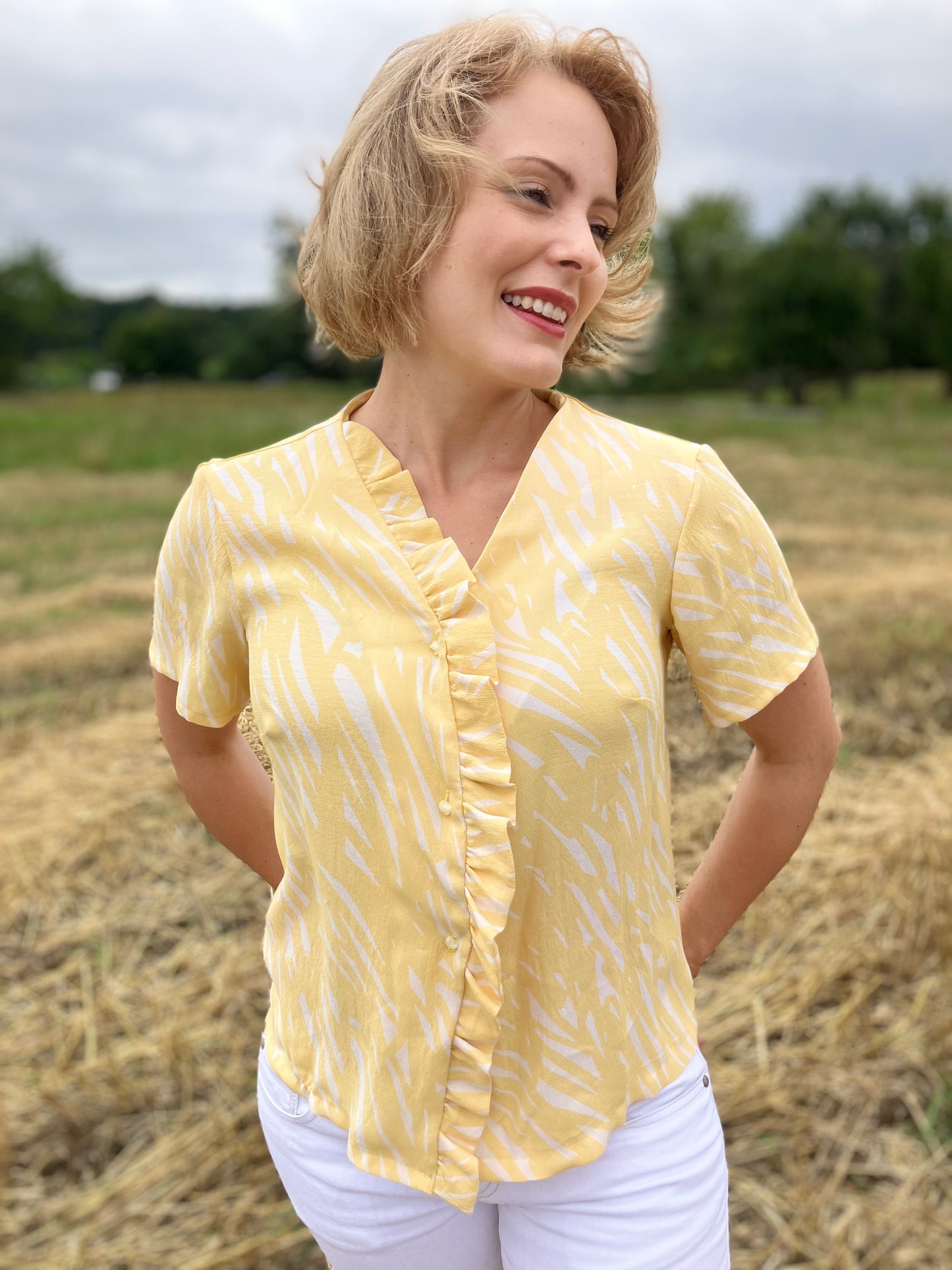 DAISY - Bluse mit Rüsche am Ausschnitt - Gr. 32-50