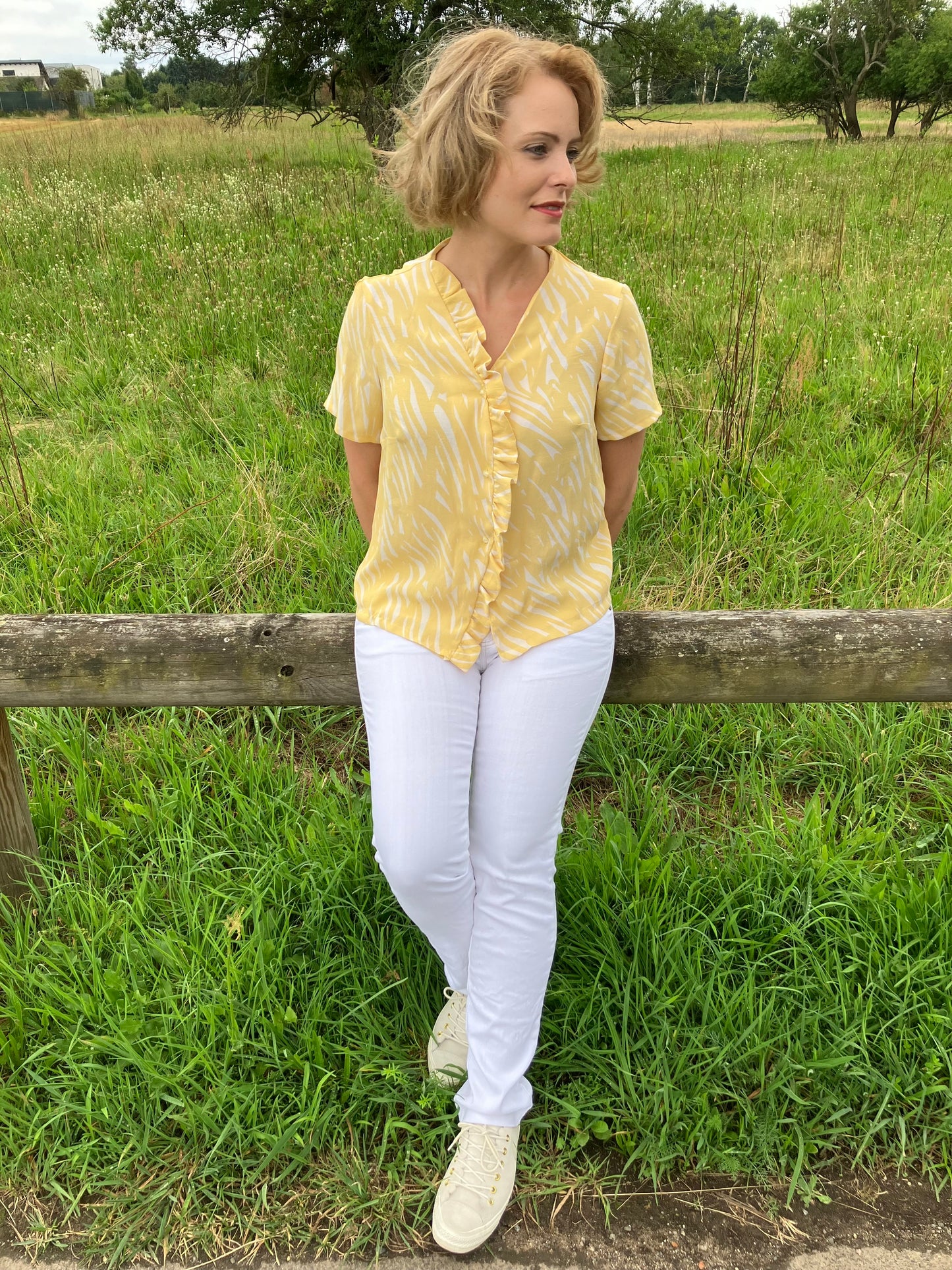 DAISY - Bluse mit Rüsche am Ausschnitt - Gr. 32-50